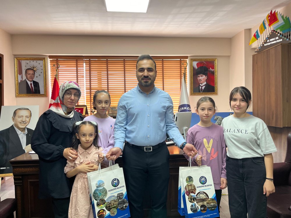 Miniklere İlk Hediye Başkan Gül’den